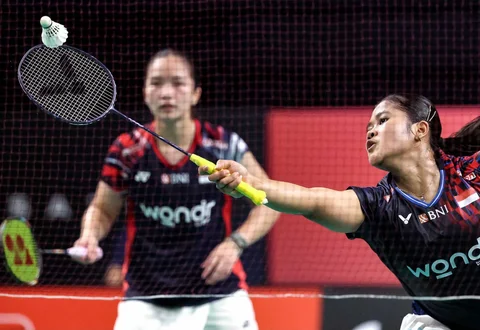 Pasangan ganda putri Indonesia Febi Setianingrum/ Rachel Allessya Rose melakukan pengembalian bola ke arah pasangan ganda putri Indonesia Febriana Dwipuji Kusuma/  Meilysa Trias Puspitasari dalam pertandingan final ganda putri di turnamen bulu tangkis Australia Open di Sydney, Australia, Minggu (23/11/2025).