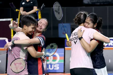 Pasangan ganda putri Indonesia Febi Setianingrum/ Rachel Allessya Rose memeluk pasangan ganda putri Indonesia Febriana Dwipuji Kusuma/  Meilysa Trias Puspitasari usai pertandingan final ganda putri di turnamen bulu tangkis Australia Open di Sydney, Australia, Minggu (23/11/2025).