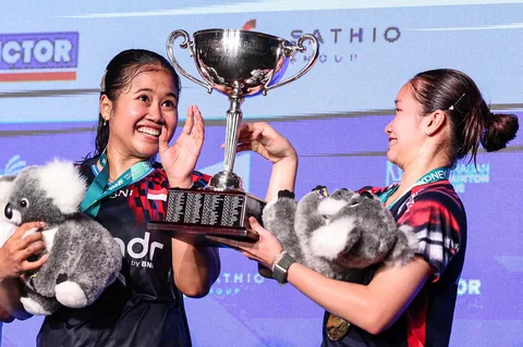 Pasangan ganda putri Indonesia Febi Setianingrum/ Rachel Allessya Rose merayakan kemenangan atas rekan senegaranya, Febriana Dwipuji Kusuma/ Meilysa Trias Puspitasari  dalam pertandingan final ganda putri turnamen bulu tangkis Australia Open di Sydney, 23 November 2025.