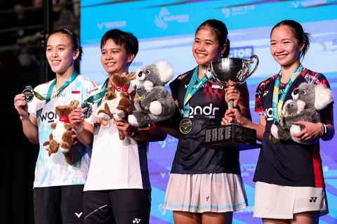 Pasangan ganda putri Indonesia Febi Setianingrum/ Rachel Allessya Rose merayakan kemenangan atas rekan senegaranya, Febriana Dwipuji Kusuma/ Meilysa Trias Puspitasari  dalam pertandingan final ganda putri turnamen bulu tangkis Australia Open di Sydney, 23 November 2025.