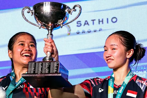 Pasangan ganda putri Indonesia Febi Setianingrum/ Rachel Allessya Rose merayakan kemenangan atas rekan senegaranya, Febriana Dwipuji Kusuma/ Meilysa Trias Puspitasari  dalam pertandingan final ganda putri turnamen bulu tangkis Australia Open di Sydney, 23 November 2025.