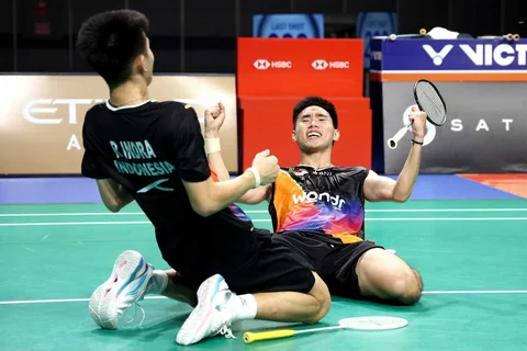 Pasangan ganda putra Indonesia Raymond Indra/Nikolaus Joaquin merayakan kemenangan usai mengalahkan  pasangan ganda putra Indonesia Fajar Alfian/Muhammad Shohibul Fikri pada pertandingan final ganda putra turnamen bulu tangkis Australia Open di Sydney, Minggu (23/11/2025).