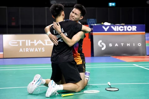 Pasangan ganda putra Indonesia Raymond Indra/Nikolaus Joaquin merayakan kemenangan usai mengalahkan  pasangan ganda putra Indonesia Fajar Alfian/Muhammad Shohibul Fikri pada pertandingan final ganda putra turnamen bulu tangkis Australia Open di Sydney, Minggu (23/11/2025).