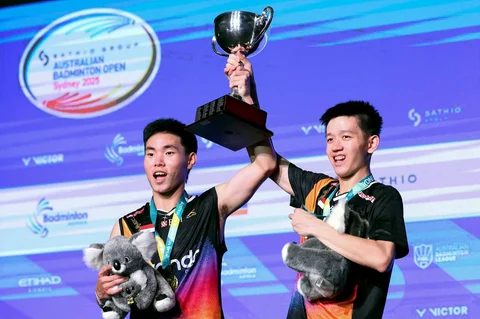 Pasangan ganda putra Indonesia Raymond Indra/Nikolaus Joaquin merayakan kemenangan usai mengalahkan  pasangan ganda putra Indonesia Fajar Alfian/Muhammad Shohibul Fikri pada pertandingan final ganda putra turnamen bulu tangkis Australia Open di Sydney, Minggu (23/11/2025).