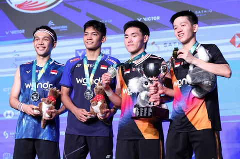 Pasangan ganda putra Indonesia Raymond Indra/Nikolaus Joaquin merayakan kemenangan usai mengalahkan  pasangan ganda putra Indonesia Fajar Alfian/Muhammad Shohibul Fikri pada pertandingan final ganda putra turnamen bulu tangkis Australia Open di Sydney, Minggu (23/11/2025).