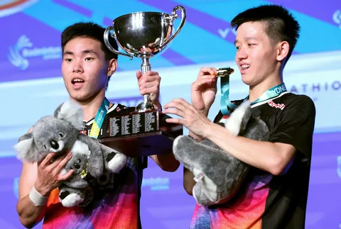 Pasangan ganda putra Indonesia Raymond Indra/Nikolaus Joaquin merayakan kemenangan usai mengalahkan  pasangan ganda putra Indonesia Fajar Alfian/Muhammad Shohibul Fikri pada pertandingan final ganda putra turnamen bulu tangkis Australia Open di Sydney, Minggu (23/11/2025).