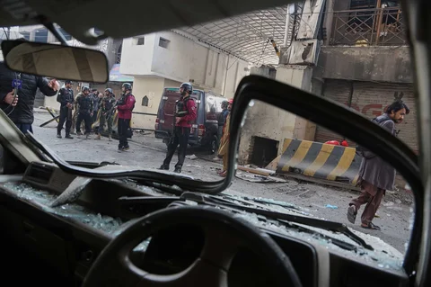 Petugas keamanan memeriksa lokasi bom bunuh diri di gerbang utama Markas Besar Pasukan Paramiliter Sipil di Peshawar, Pakistan, Senin (24/11/2025).