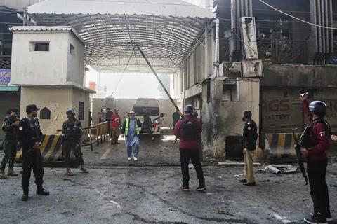 Petugas keamanan memeriksa lokasi bom bunuh diri di gerbang utama Markas Besar Pasukan Paramiliter Sipil di Peshawar, Pakistan, Senin (24/11/2025).
