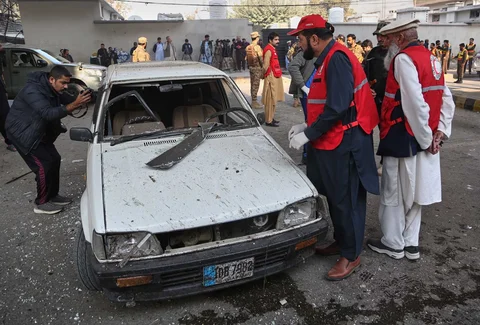Petugas keamanan memeriksa lokasi bom bunuh diri di gerbang utama Markas Besar Pasukan Paramiliter Sipil di Peshawar, Pakistan, Senin (24/11/2025).