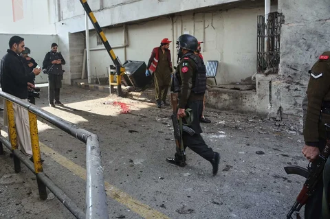 Petugas keamanan memeriksa lokasi bom bunuh diri di gerbang utama Markas Besar Pasukan Paramiliter Sipil di Peshawar, Pakistan, Senin (24/11/2025).