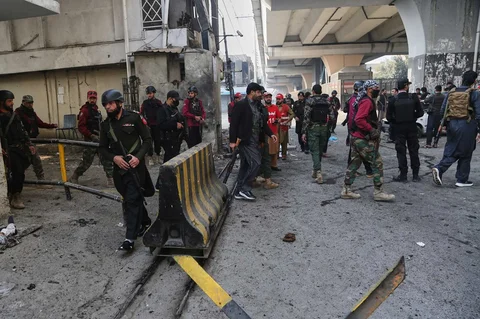 Petugas keamanan memeriksa lokasi bom bunuh diri di gerbang utama Markas Besar Pasukan Paramiliter Sipil di Peshawar, Pakistan, Senin (24/11/2025).