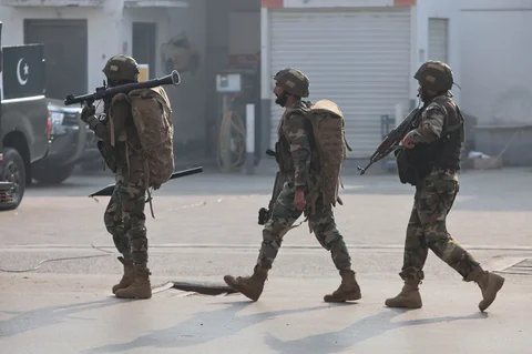 Tentara paramiliter Pakistan  meninggalkan lokasi setelah melakukan operasi pembersihan di Markas Besar Pasukan Paramiliter Sipil di Peshawar, Pakistan, Senin (24/11/2025).