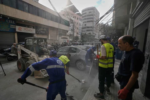Petugas kebersihan kota membersihkan puing-puing dari jalan di samping bangunan tempat tinggal yang rusak akibat serangan udara Israel yang menewaskan kepala staf Hizbullah, Haytham Tabtabai, di kawasan Haret Hreik, Beirut, selatan, Senin (24/11/2026).