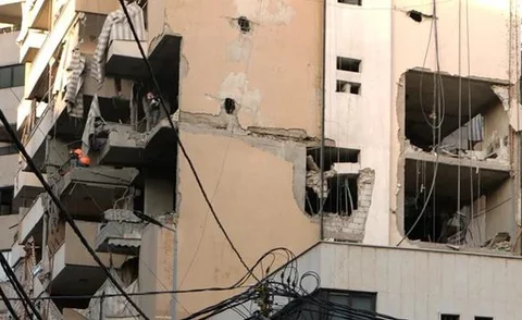 Para petugas pertahanan sipil memeriksa kerusakan setelah sebuah gedung apartemen terkena serangan udara Israel di Dahiyeh, pinggiran selatan Beirut, Lebanon, Minggu (23/11/2025). (Dok. AP/Bi