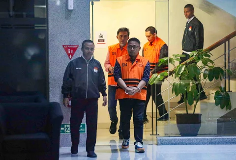 Tiga tersangka baru terkait kasus dugaan tindak pidana korupsi pembangunan Rumah Sakit Umum Daerah (RSUD) Kolaka Timur (Koltim) yakni: pegawai Bappenda Provinsi Sulawesi Tenggara Yasin, Direktur Utama PT Griksa Cipta Aswin Griksa Fitranto  dan Ketua Tim Kerja Sarana Prasarana Alat Labkesmas Kemenkes Hendrik Permana berjalan menuju ruang rilis penahanan di gedung Merah Putih Komisi Pemberantasan Korupsi (KPK), Jakarta, Senin (24/11/2025).