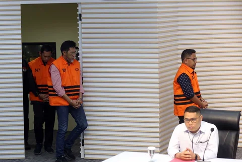 Tiga tersangka baru terkait kasus dugaan tindak pidana korupsi pembangunan Rumah Sakit Umum Daerah (RSUD) Kolaka Timur (Koltim) yakni: pegawai Bappenda Provinsi Sulawesi Tenggara Yasin, Direktur Utama PT Griksa Cipta Aswin Griksa Fitranto  dan Ketua Tim Kerja Sarana Prasarana Alat Labkesmas Kemenkes Hendrik Permana saat dihadirkan dalam rilis penahanan di gedung Merah Putih Komisi Pemberantasan Korupsi (KPK), Jakarta, Senin (24/11/2025).