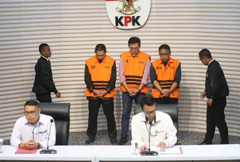 Tiga tersangka baru terkait kasus dugaan tindak pidana korupsi pembangunan Rumah Sakit Umum Daerah (RSUD) Kolaka Timur (Koltim) yakni: pegawai Bappenda Provinsi Sulawesi Tenggara Yasin, Direktur Utama PT Griksa Cipta Aswin Griksa Fitranto  dan Ketua Tim Kerja Sarana Prasarana Alat Labkesmas Kemenkes Hendrik Permana saat dihadirkan dalam rilis penahanan di gedung Merah Putih Komisi Pemberantasan Korupsi (KPK), Jakarta, Senin (24/11/2025).