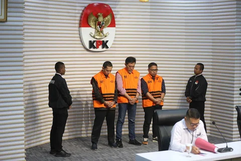 Tiga tersangka baru terkait kasus dugaan tindak pidana korupsi pembangunan Rumah Sakit Umum Daerah (RSUD) Kolaka Timur (Koltim) yakni: pegawai Bappenda Provinsi Sulawesi Tenggara Yasin, Direktur Utama PT Griksa Cipta Aswin Griksa Fitranto  dan Ketua Tim Kerja Sarana Prasarana Alat Labkesmas Kemenkes Hendrik Permana saat dihadirkan dalam rilis penahanan di gedung Merah Putih Komisi Pemberantasan Korupsi (KPK), Jakarta, Senin (24/11/2025).