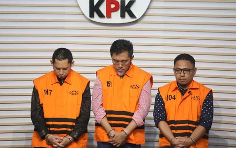 Tiga tersangka baru terkait kasus dugaan tindak pidana korupsi pembangunan Rumah Sakit Umum Daerah (RSUD) Kolaka Timur (Koltim) yakni: pegawai Bappenda Provinsi Sulawesi Tenggara Yasin, Direktur Utama PT Griksa Cipta Aswin Griksa Fitranto  dan Ketua Tim Kerja Sarana Prasarana Alat Labkesmas Kemenkes Hendrik Permana saat dihadirkan dalam rilis penahanan di gedung Merah Putih Komisi Pemberantasan Korupsi (KPK), Jakarta, Senin (24/11/2025).