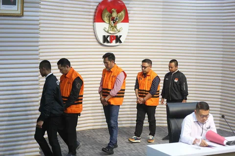 Tiga tersangka baru terkait kasus dugaan tindak pidana korupsi pembangunan Rumah Sakit Umum Daerah (RSUD) Kolaka Timur (Koltim) yakni: pegawai Bappenda Provinsi Sulawesi Tenggara Yasin, Direktur Utama PT Griksa Cipta Aswin Griksa Fitranto  dan Ketua Tim Kerja Sarana Prasarana Alat Labkesmas Kemenkes Hendrik Permana saat dihadirkan dalam rilis penahanan di gedung Merah Putih Komisi Pemberantasan Korupsi (KPK), Jakarta, Senin (24/11/2025).