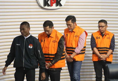 Tiga tersangka baru terkait kasus dugaan tindak pidana korupsi pembangunan Rumah Sakit Umum Daerah (RSUD) Kolaka Timur (Koltim) yakni: pegawai Bappenda Provinsi Sulawesi Tenggara Yasin, Direktur Utama PT Griksa Cipta Aswin Griksa Fitranto  dan Ketua Tim Kerja Sarana Prasarana Alat Labkesmas Kemenkes Hendrik Permana saat dihadirkan dalam rilis penahanan di gedung Merah Putih Komisi Pemberantasan Korupsi (KPK), Jakarta, Senin (24/11/2025).