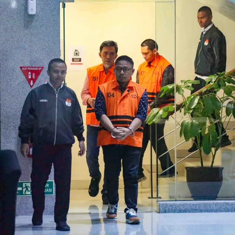 Tiga tersangka baru terkait kasus dugaan tindak pidana korupsi pembangunan Rumah Sakit Umum Daerah (RSUD) Kolaka Timur (Koltim) yakni: pegawai Bappenda Provinsi Sulawesi Tenggara Yasin, Direktur Utama PT Griksa Cipta Aswin Griksa Fitranto  dan Ketua Tim Kerja Sarana Prasarana Alat Labkesmas Kemenkes Hendrik Permana berjalan menuju ruang rilis penahanan di gedung Merah Putih Komisi Pemberantasan Korupsi (KPK), Jakarta, Senin (24/11/2025).