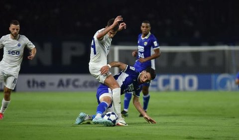 Duel pelatih Persib Bandung vs Lion City Sailors di AFC Champions League Two. (Bola.com/Benediktus Gerendo Pradigdo)