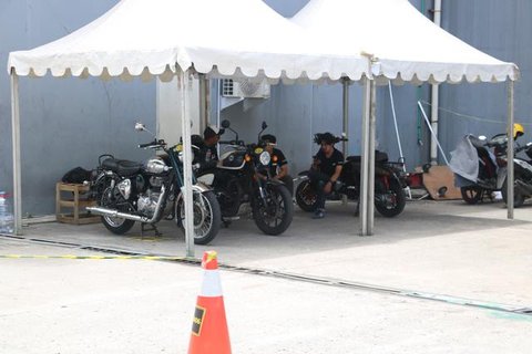 Area test ride di GJAW 2025 menjadi salah satu spot favorit para pengunjung (Liputan6.com/Zaidan Fakhir)