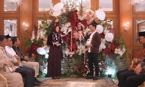 6 Tampilan Dress Dara Arafah Saat Lamaran: Anggun dalam Balutan Burgundy Elegan yang Memukau (sumber: Instagram/daraarafah)