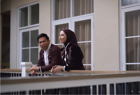6 Tampilan Dress Dara Arafah Saat Lamaran: Anggun dalam Balutan Burgundy Elegan yang Memukau (sumber: Instagram/daraarafah)