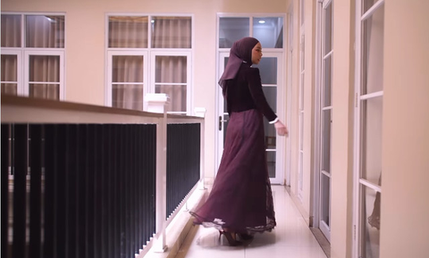 6 Tampilan Dress Dara Arafah Saat Lamaran: Anggun dalam Balutan Burgundy Elegan yang Memukau (sumber: Instagram/daraarafah)