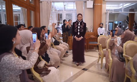 6 Tampilan Dress Dara Arafah Saat Lamaran: Anggun dalam Balutan Burgundy Elegan yang Memukau (sumber: Instagram/daraarafah)