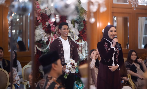 6 Tampilan Dress Dara Arafah Saat Lamaran: Anggun dalam Balutan Burgundy Elegan yang Memukau (sumber: Instagram/daraarafah)