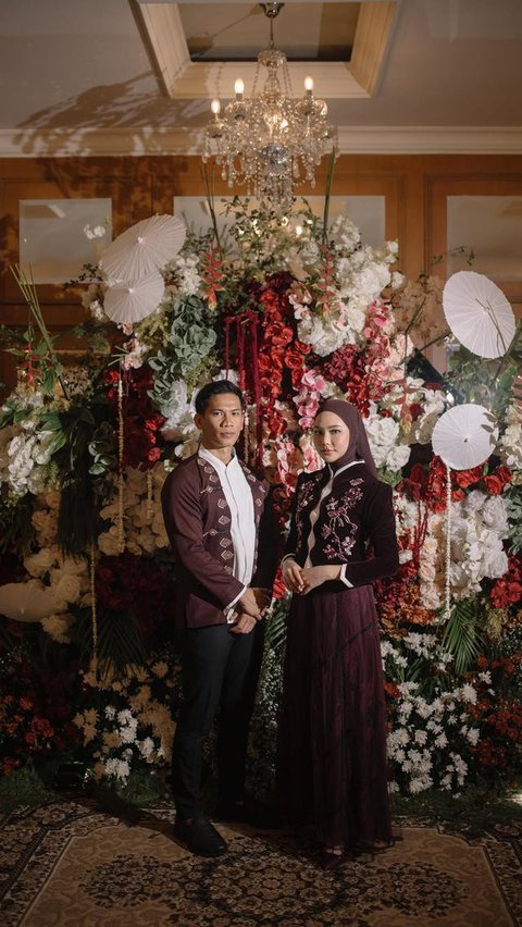 6 Tampilan Dress Dara Arafah Saat Lamaran: Anggun dalam Balutan Burgundy Elegan yang Memukau (sumber: Instagram/daraarafah)