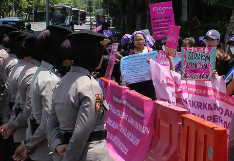 Peserta aksi yang tergabung dalam Perempuan Mahardhika menggelar demonstrasi di Taman Pandang Istana, Jakarta, Selasa (25/11/2025)