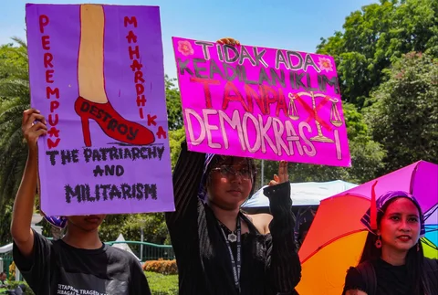 Peserta aksi yang tergabung dalam Perempuan Mahardhika menggelar demonstrasi di Taman Pandang Istana, Jakarta, Selasa (25/11/2025)