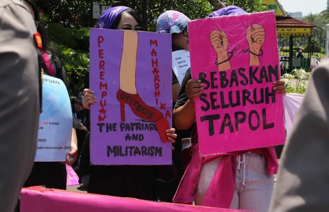 Peserta aksi yang tergabung dalam Perempuan Mahardhika menggelar demonstrasi di Taman Pandang Istana, Jakarta, Selasa (25/11/2025)