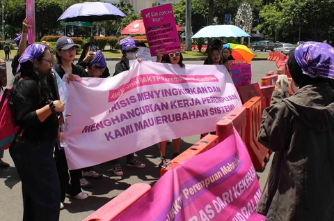 Peserta aksi yang tergabung dalam Perempuan Mahardhika menggelar demonstrasi di Taman Pandang Istana, Jakarta, Selasa (25/11/2025)