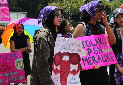 Peserta aksi yang tergabung dalam Perempuan Mahardhika menggelar demonstrasi di Taman Pandang Istana, Jakarta, Selasa (25/11/2025)