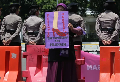 Peserta aksi yang tergabung dalam Perempuan Mahardhika menggelar demonstrasi di Taman Pandang Istana, Jakarta, Selasa (25/11/2025)