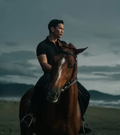 Rehan Mubarak terlihat gagah saat menunjukkan salah satu hobinya, yaitu berkuda. Hobi ini rupanya sama dengan calon istrinya, Dara Arafah.