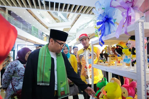 Wakil Wali Kota Tangerang Selatan Pilar Saga Ichsan saat mengunjungi Tangsel Art Festival 2025 di Bintaro Jaya Xchange Mall