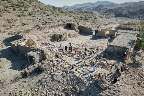 Warga Afghanistan berdiri di atas reruntuhan rumah yang hancur akibat serangan militer Pakistan di distrik Gurbaz, provinsi Khost, Afghanistan, Selasa (25/11/2025).