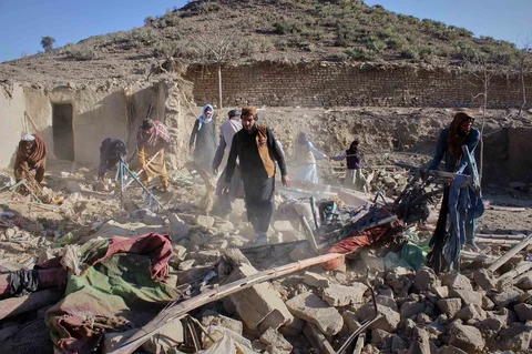 Warga Afghanistan berdiri di atas reruntuhan rumah yang hancur akibat serangan militer Pakistan di distrik Gurbaz, provinsi Khost, Afghanistan, Selasa (25/11/2025).