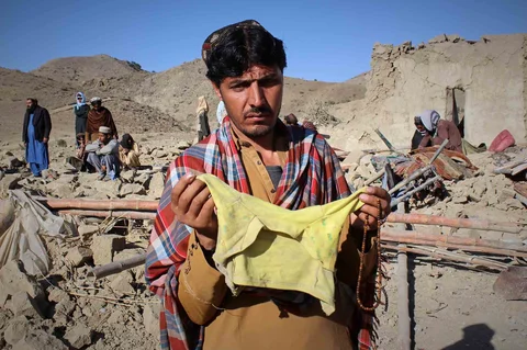 Warga menunjukkan pakaian anak-anak  korban serangan militer Pakistan di distrik Gurbaz, provinsi Khost, Afghanistan, Selasa (25/11/2025).