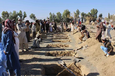 Warga setempat mempersiapkan makam bagi para korban serangan militer Pakistan di distrik Gurbaz, provinsi Khost, Afghanistan, Selasa (25/11/2025).