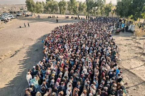 Warga Afghanistan menghadiri pemakaman korban serangan militer Pakistan di distrik Gurbaz, provinsi Khost, Afghanistan, Selasa (25/11/2025).