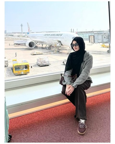 Gaya Inara Rusli liburan di Jepang. [IG: @mommy_starla]