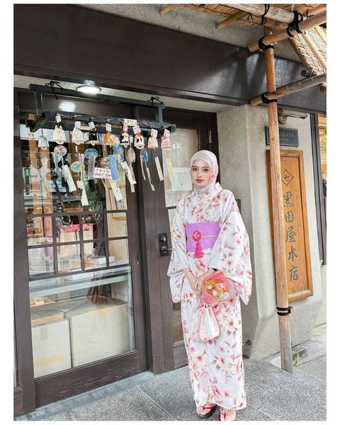 Gaya Inara Rusli liburan di Jepang. [IG: @mommy_starla]