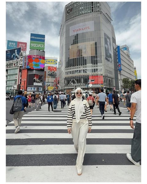 Gaya Inara Rusli liburan di Jepang. [IG: @mommy_starla]